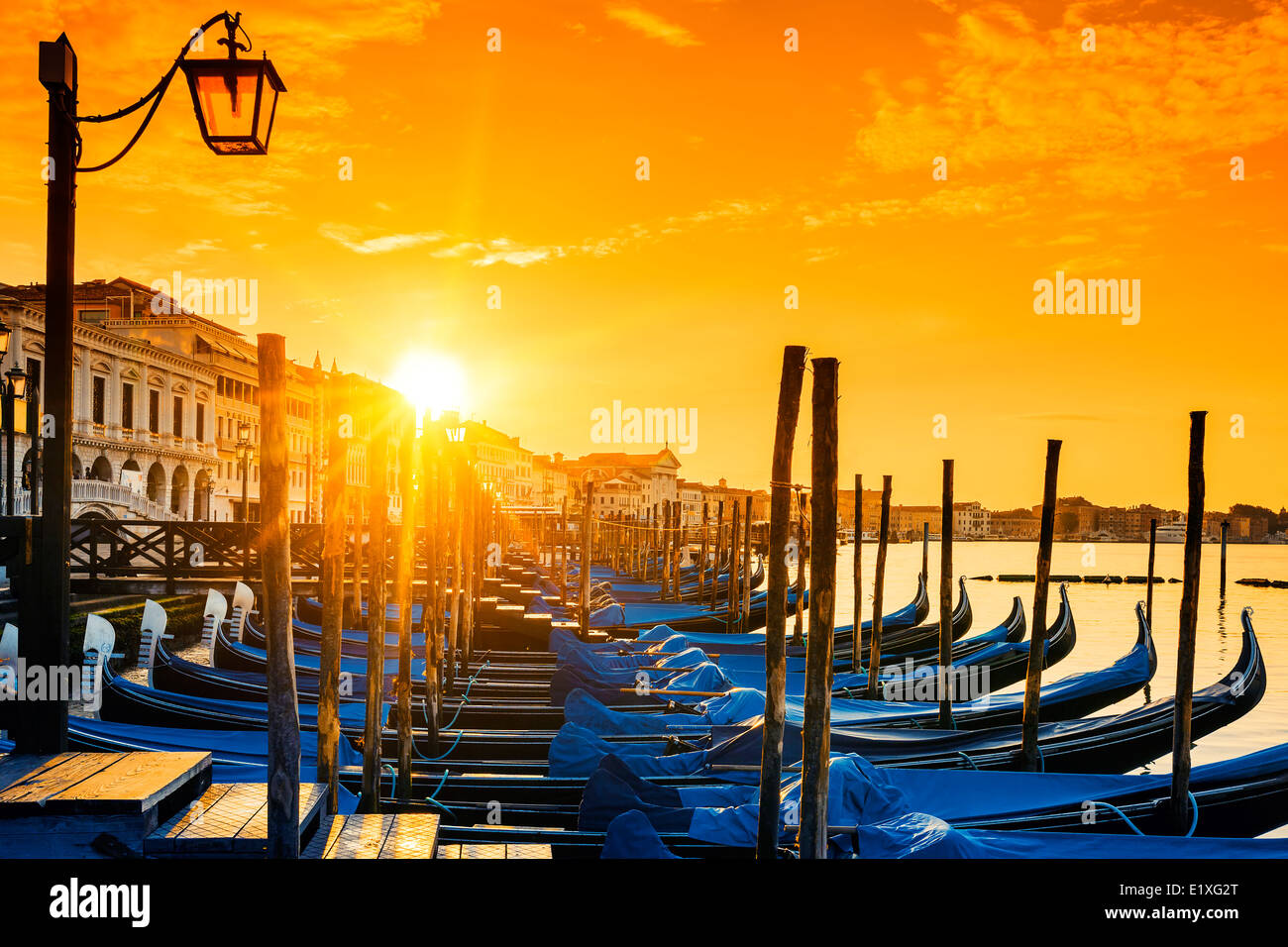 Vista di Venezia con le gondole di sunrise Foto Stock