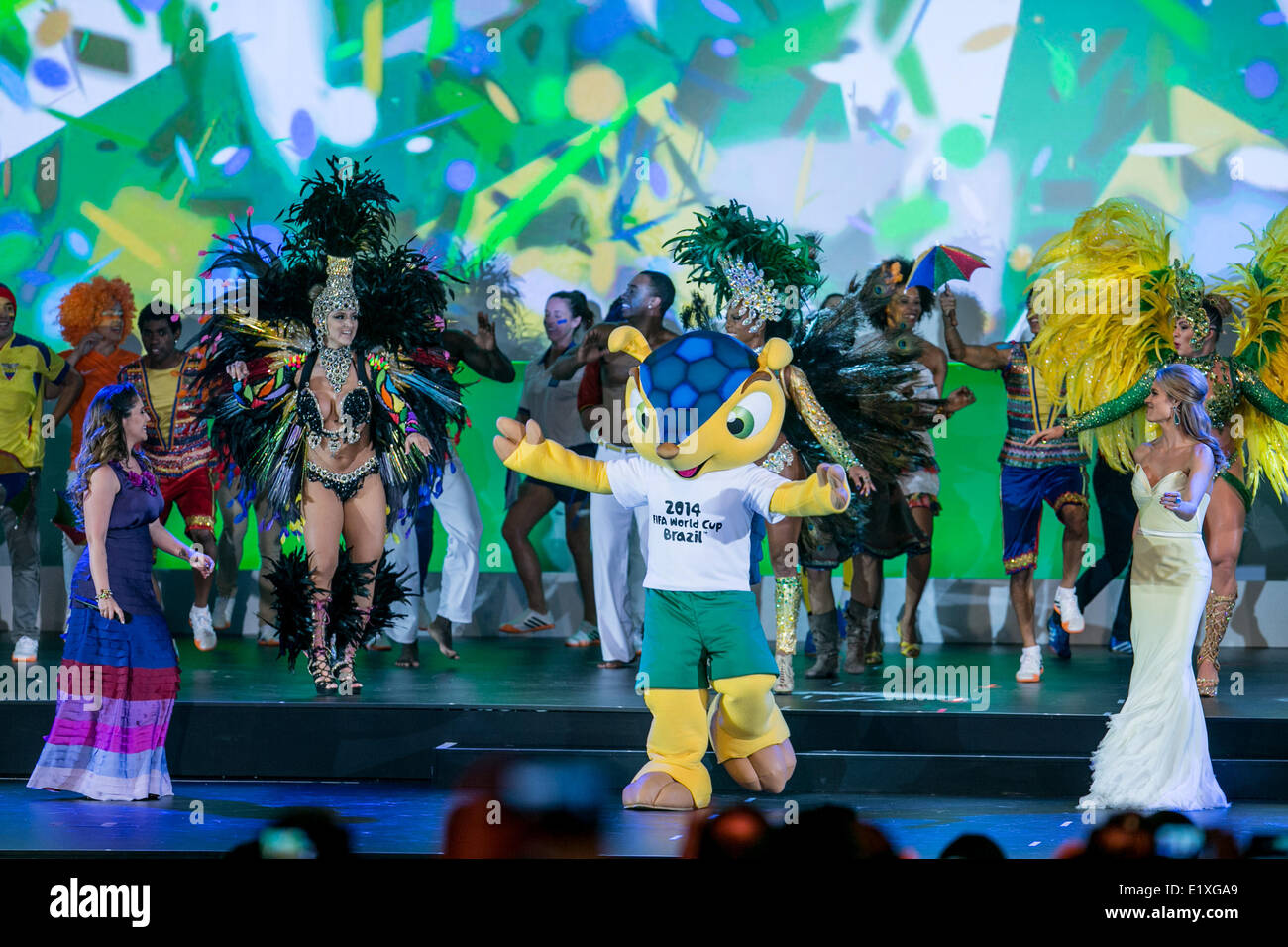 Sao Paulo, Brasile. Decimo Giugno, 2014. Cantante brasiliano Maria Rita (L, anteriore), il modello di Fernanda Lima (R) anteriore e la mascotte del Brasile Coppa del Mondo 2014 Fuleco frequentare la 64a FIFA del Congresso in Transamerica Expo Center di Sao Paulo, Brasile, il 10 giugno 2014. Credito: Thiago Bernardes/TELAIO/Estadao Conteudo/AGENCIA ESTADO/Xinhua/Alamy Live News Foto Stock