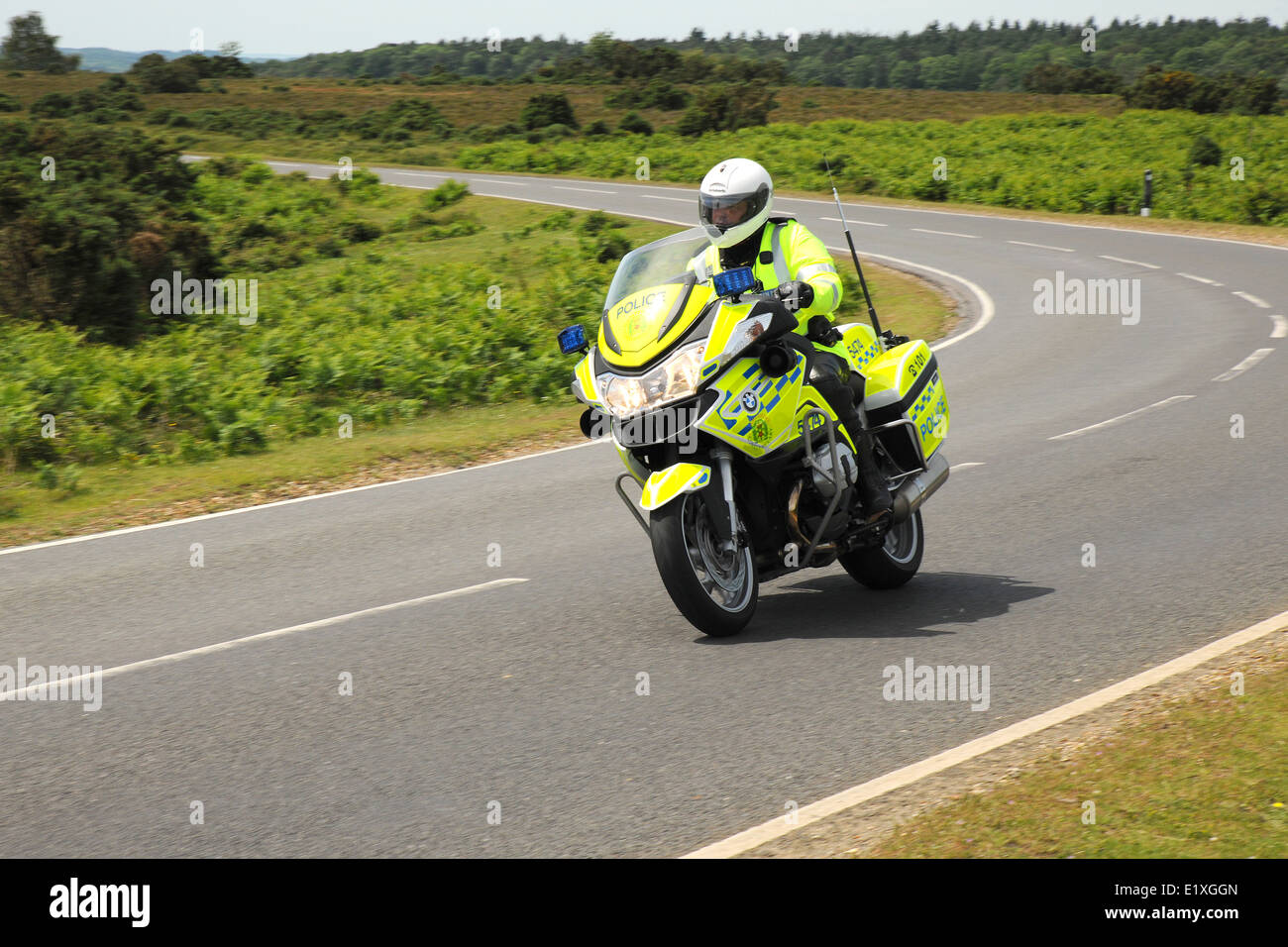 Un motociclista di polizia su una BMW R1200RT moto contro in grado Cielo e nubi. In Inghilterra. Giugno 2014. Foto Stock