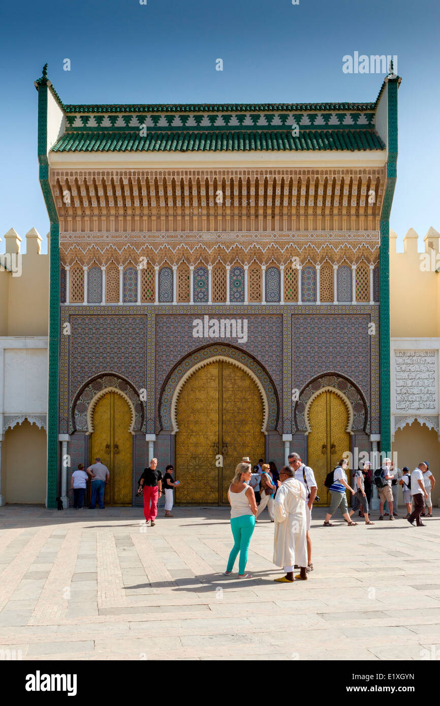 Vista dell'ingresso principale per Dar El Makhzen, il Palazzo Reale sulla Place des Alaouites a Fez, in Marocco. Foto Stock
