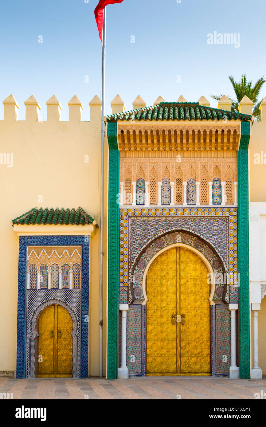 Vista dell'ingresso principale per Dar El Makhzen, il Palazzo Reale sulla Place des Alaouites a Fez, in Marocco. Foto Stock