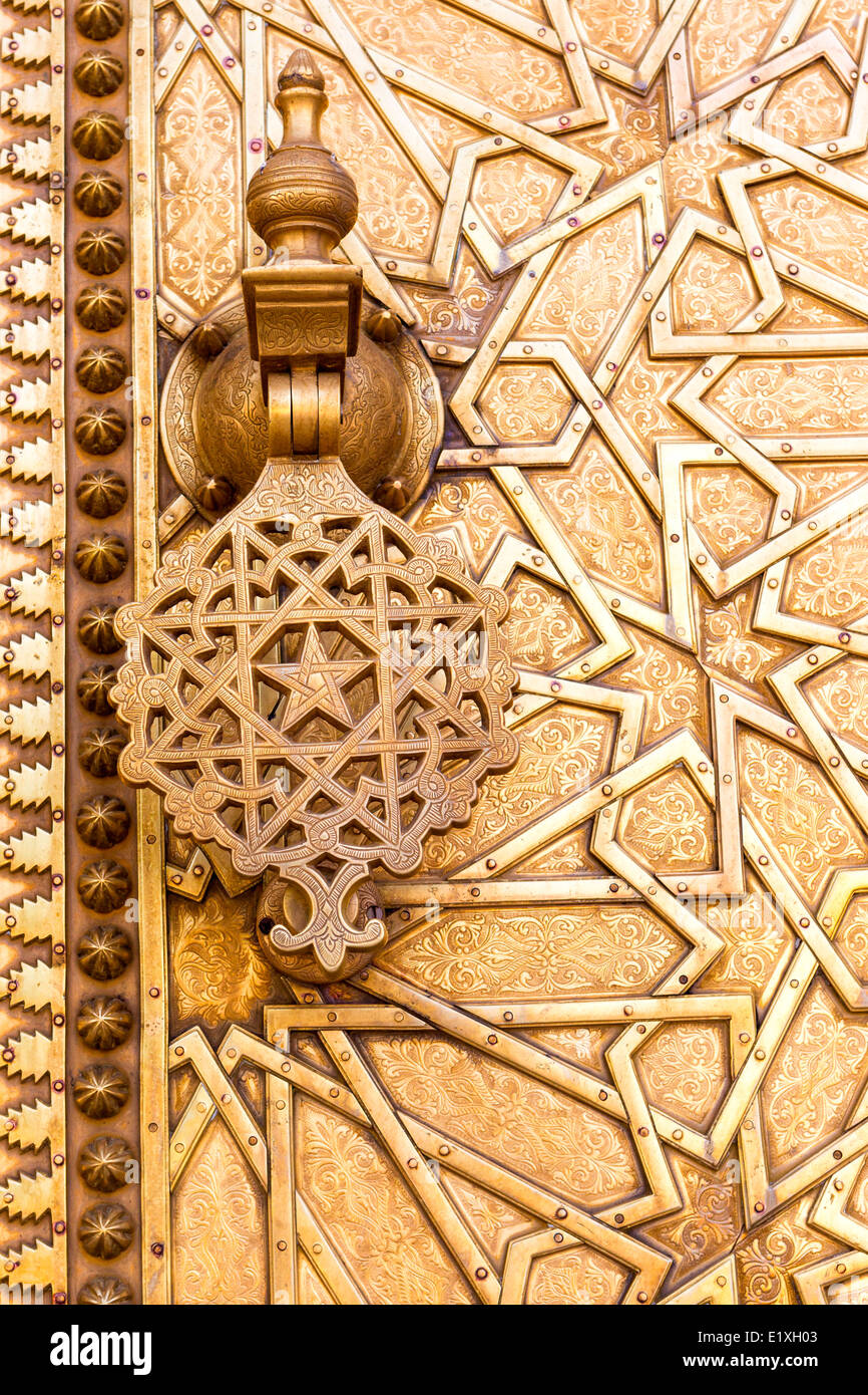 Dettaglio della porta di bronzo respingente in ottone porta in entrata al Dar El Makhzen, il Palazzo Reale di Fez, Marocco. Foto Stock