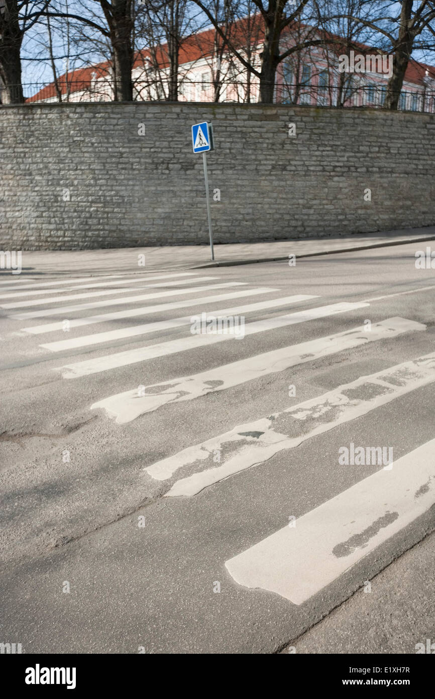 Attraversamento pedonale segno sulla strada vuota, Tallinn, Estonia, Europa Foto Stock