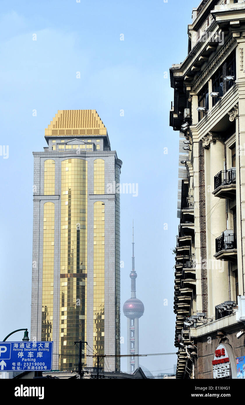 Avveniristica e gli antichi edifici Shanghai in Cina Foto Stock