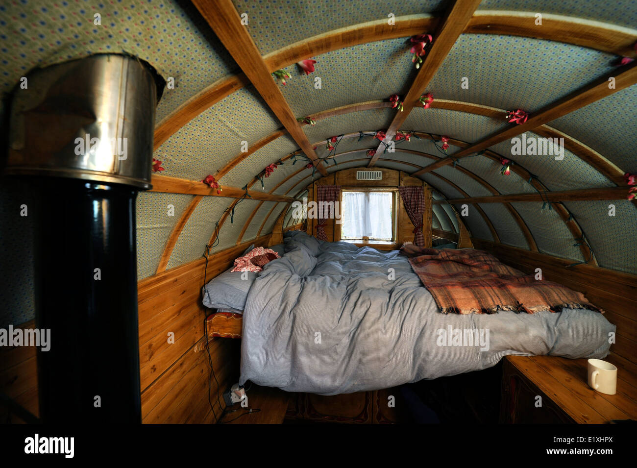 Il letto in un gypsy caravan per vacanze in Ceredigion - West Wales, Regno Unito Foto Stock