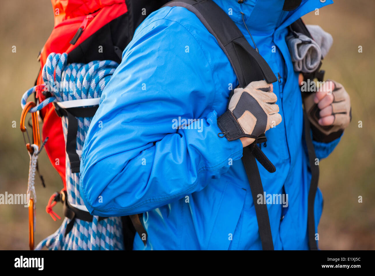Sezione mediana dei maschi di escursionista zaino porta all'aperto Foto Stock