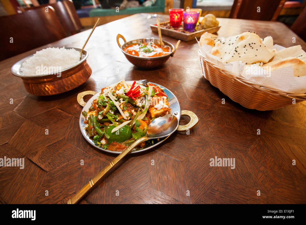 Il cibo servito al tavolo nel ristorante Foto Stock