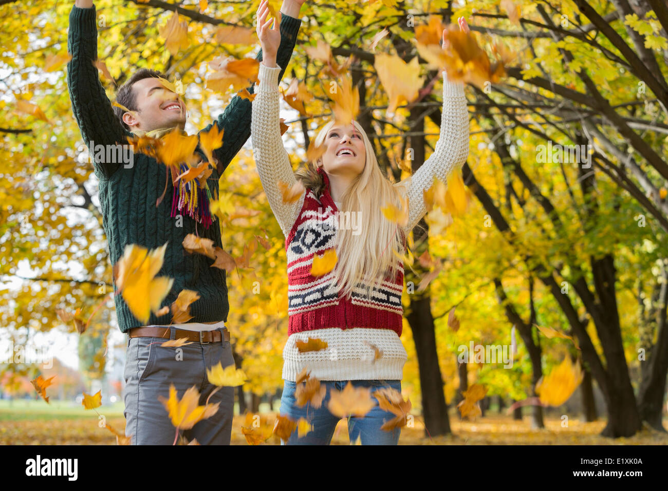 Giovane godendo la caduta di foglie di autunno nel parco Foto Stock Giovane godendo la caduta di foglie di autunno nel parco Foto Stock