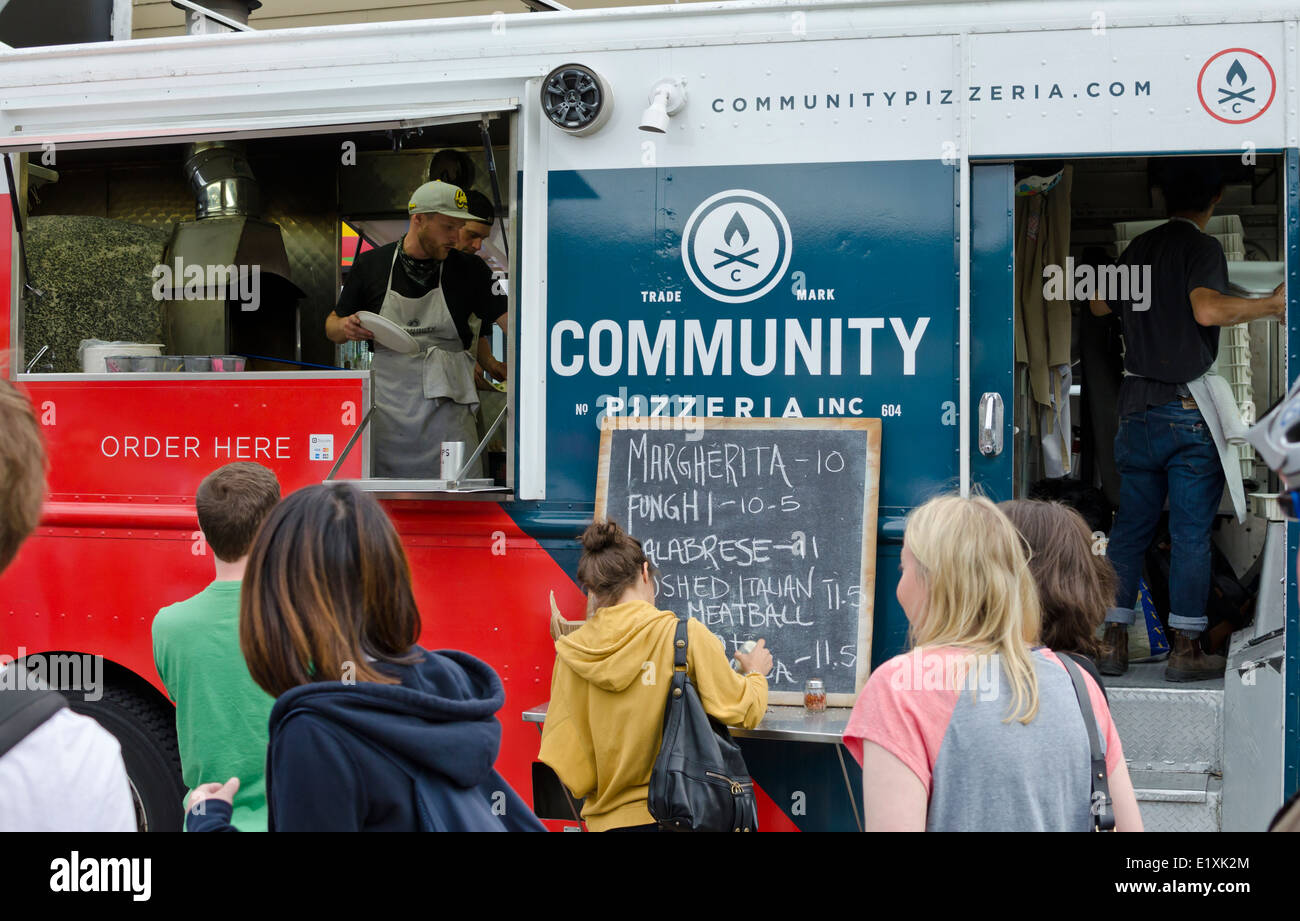 I clienti in attesa per pizza da pizzeria comunitario cibo carrello su unità commerciali durante la giornata italiana street festival. Foto Stock