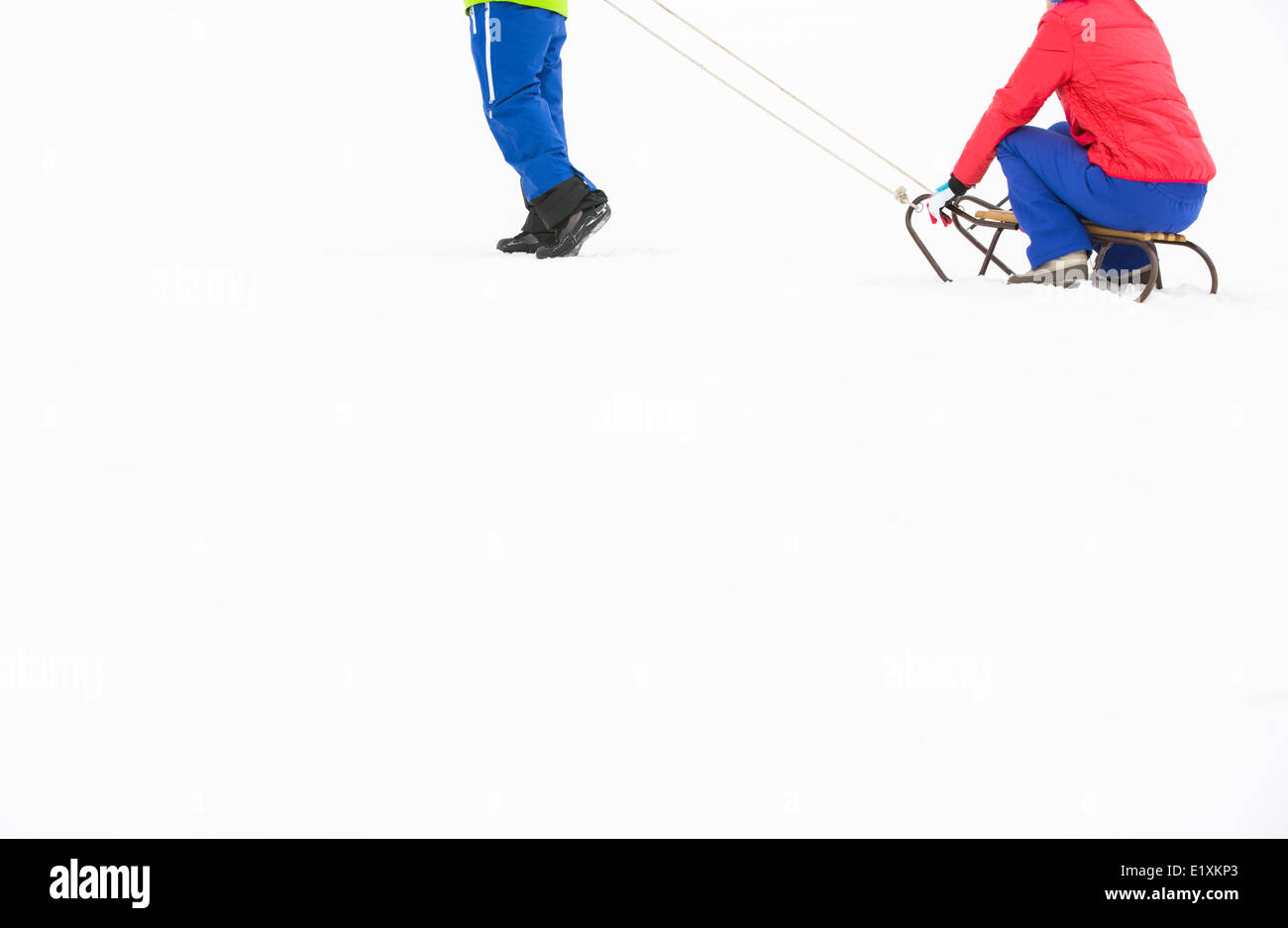 Sezione bassa della giovane donna di trazione su sled Foto Stock