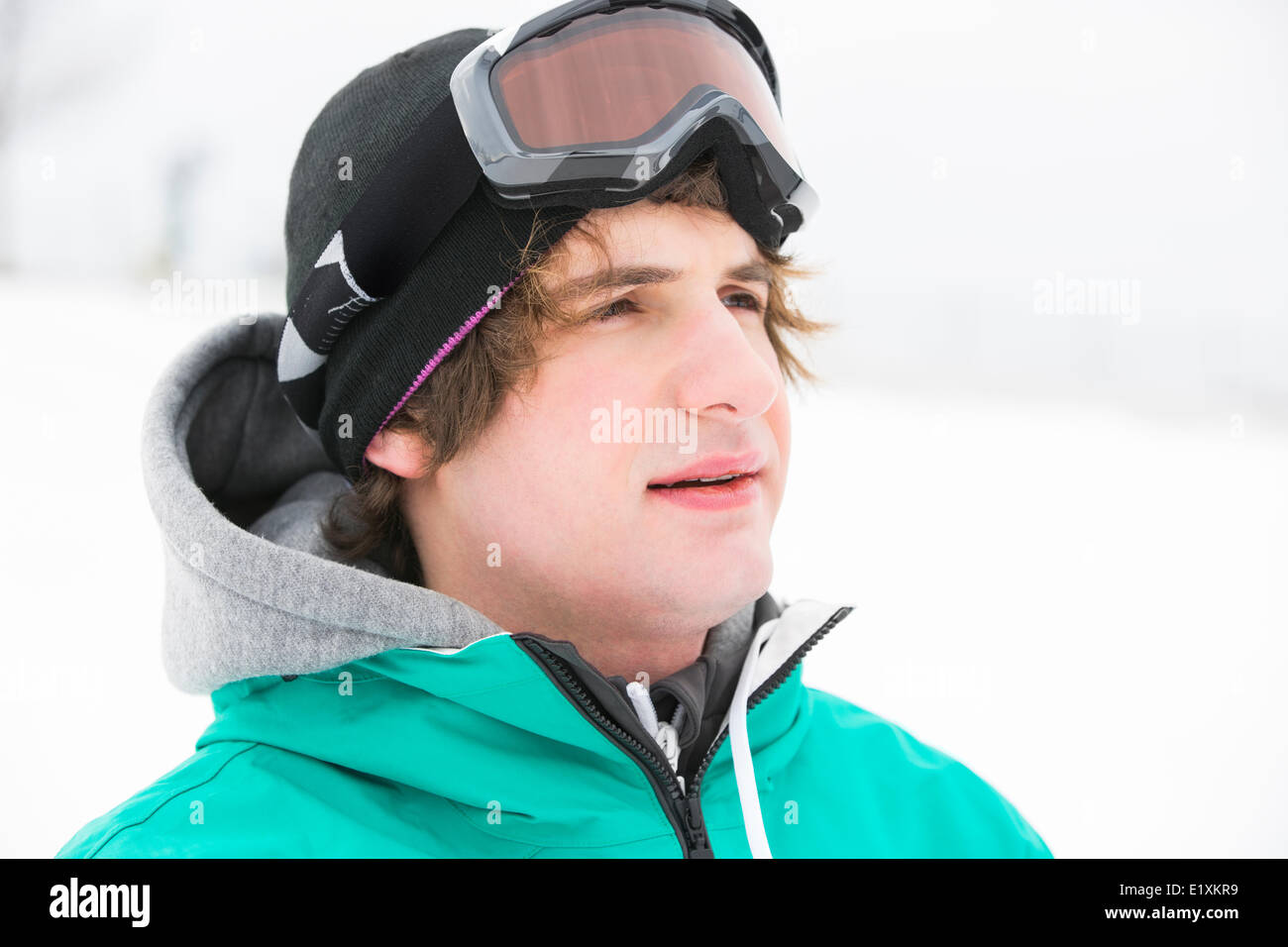 Giovane uomo che indossa gli occhiali da sci all'aperto Foto Stock