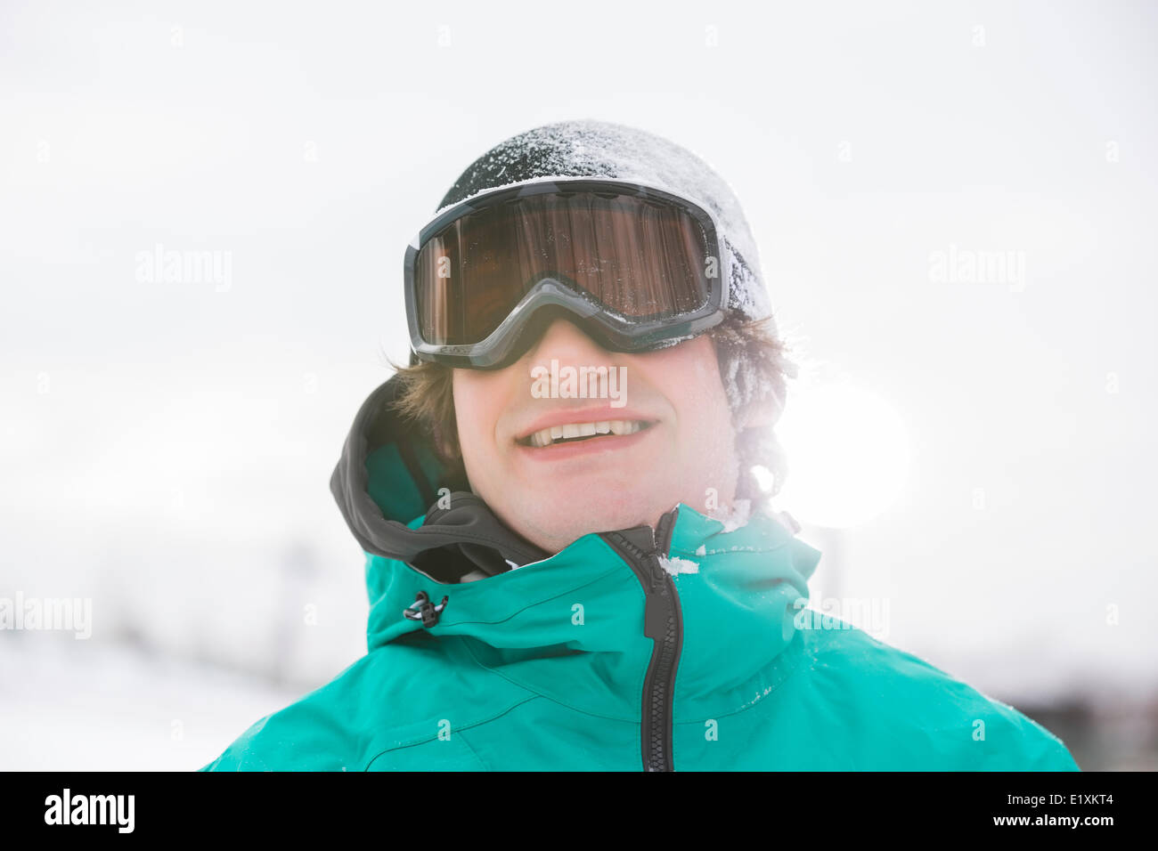 Bel giovane uomo che indossa gli occhiali da sci all'aperto Foto Stock