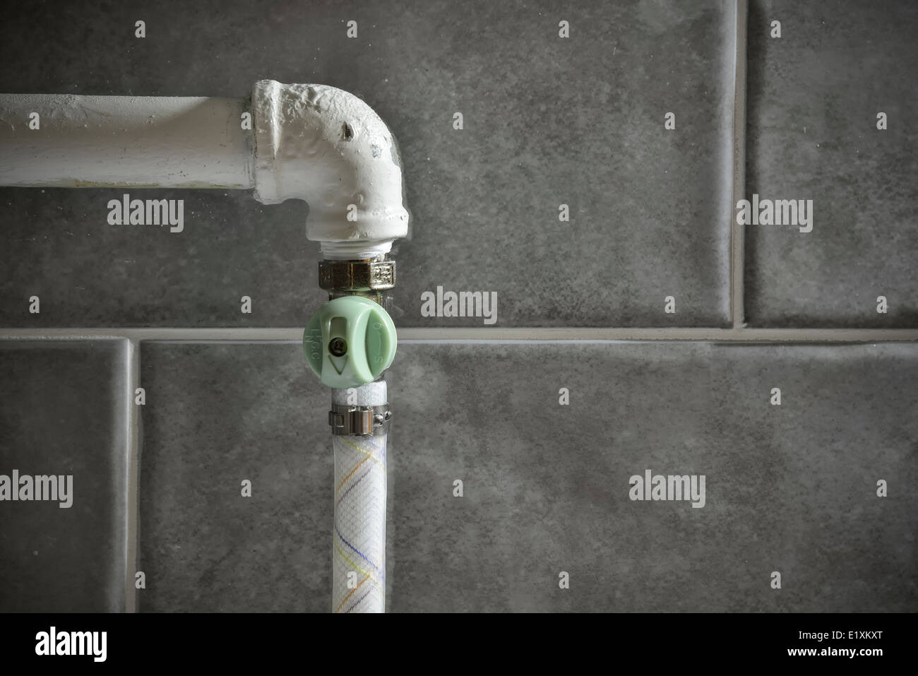 Primo piano di una valvola sul tubo di gas Foto Stock