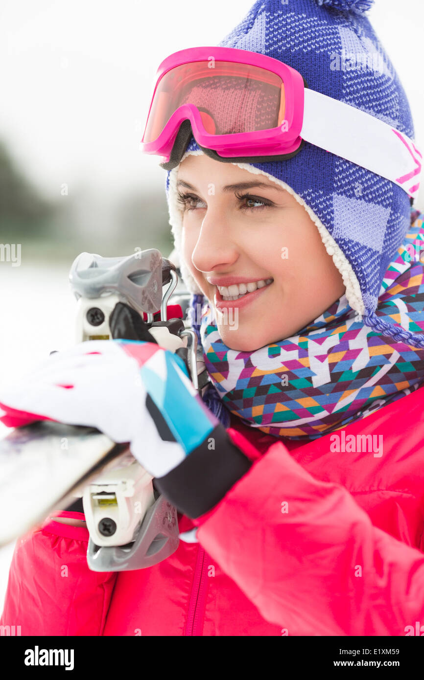 Bella giovane donna portare sci all'aperto Foto Stock