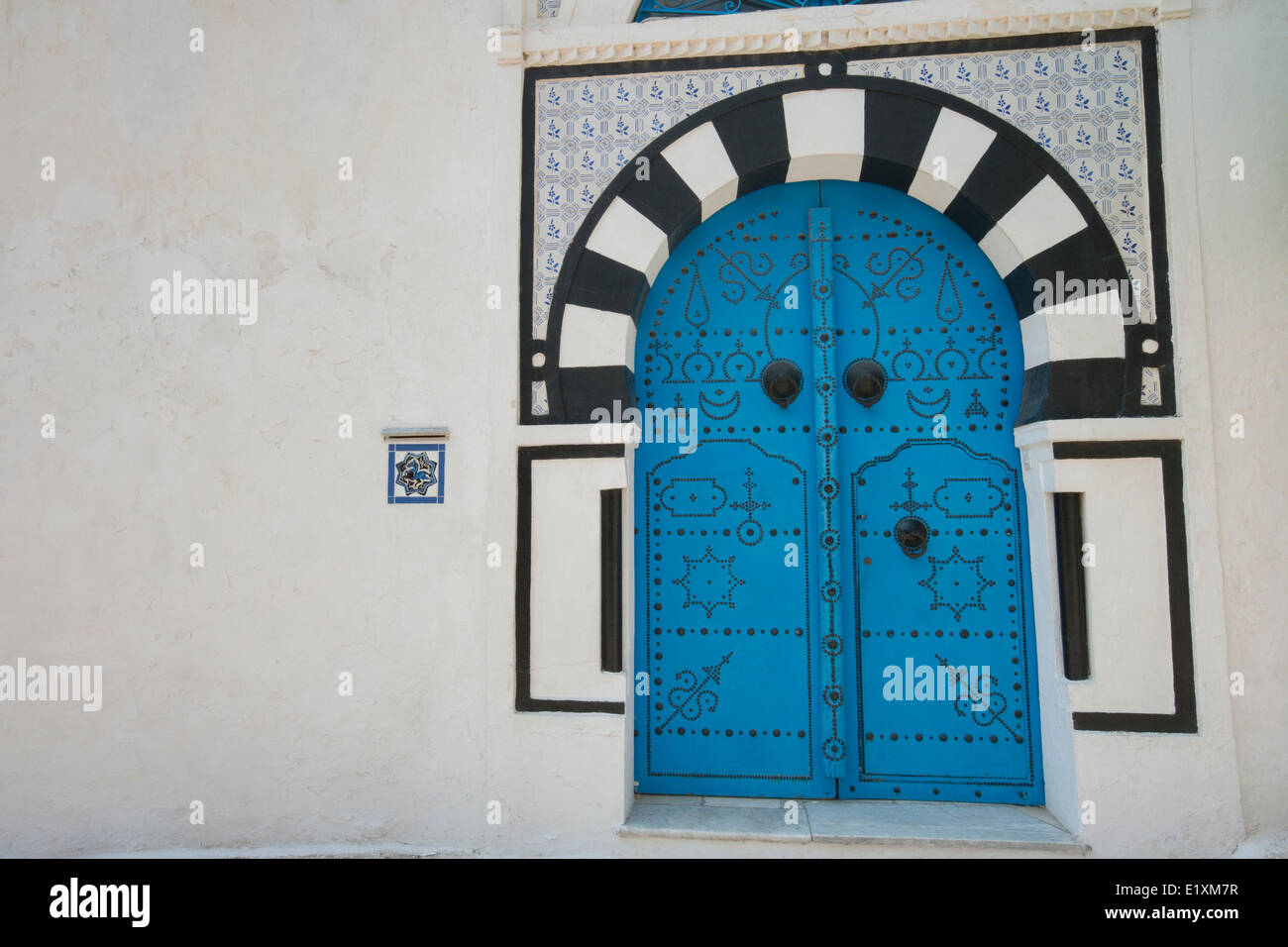 Tipica porta locale della casa tradizionale, Tunisi, Tunisia Foto Stock