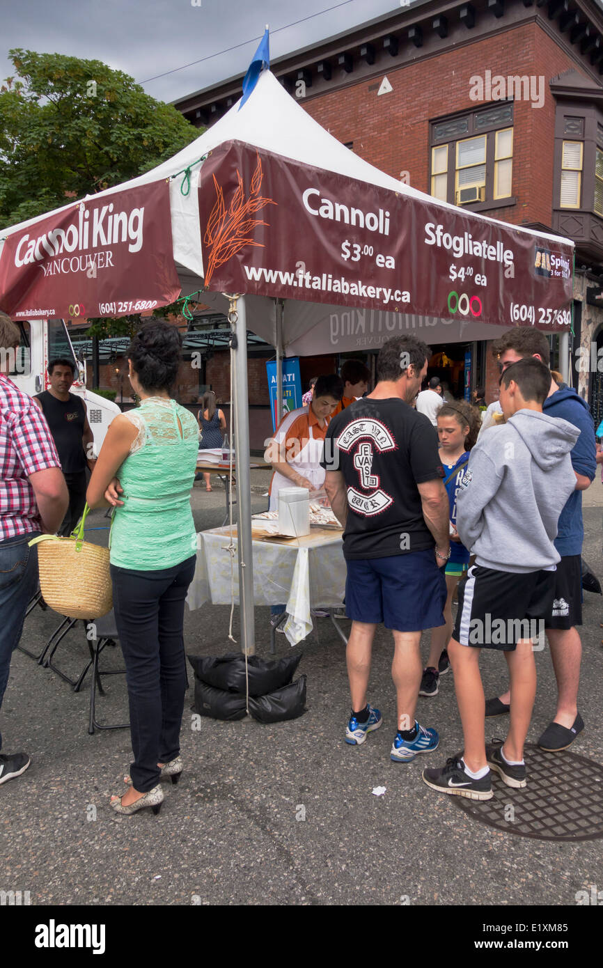 Persone in fila per acquistare cannolis fresco dal re di Cannoli stand durante la giornata italiana street festival a Vancouver in Canada Foto Stock