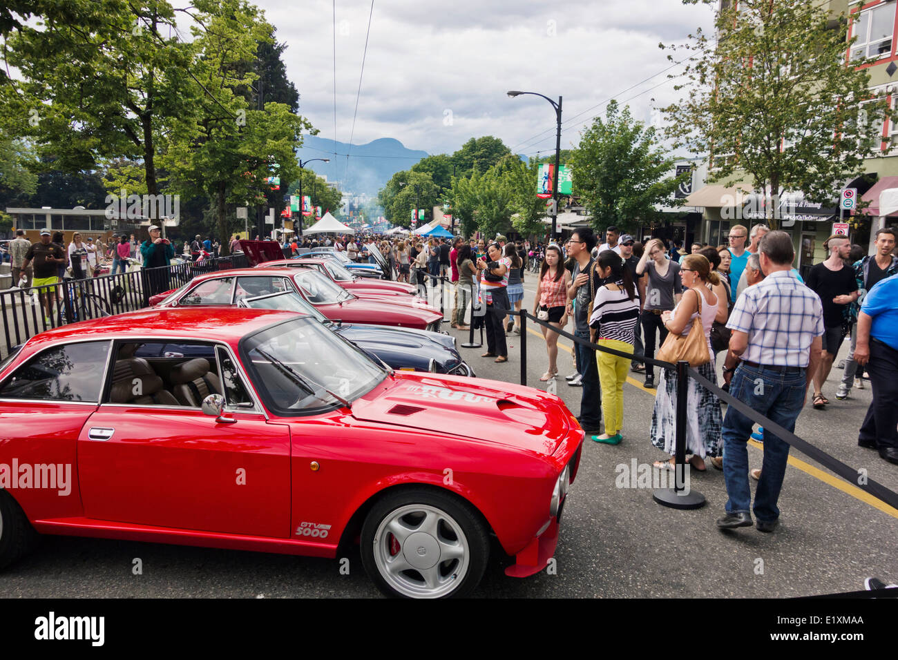 Persone che guardano il 1975 Alfa Romeo GTV 5000 e altre vetture italiane sul display alla Giornata italiana Street Festival di Vancouver Foto Stock