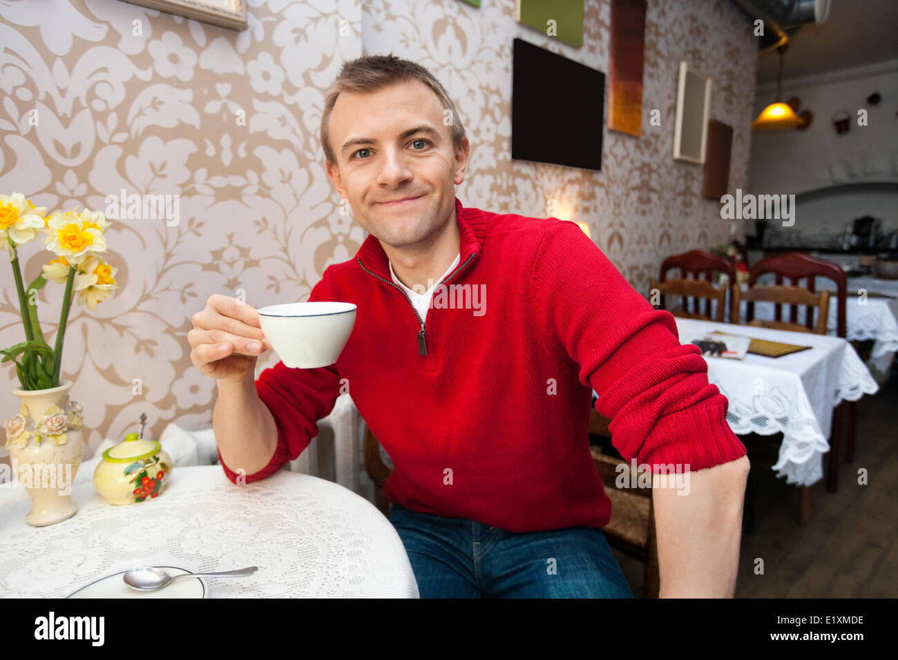 Ritratto di felice giovane azienda tazza di caffè presso il cafe Foto Stock