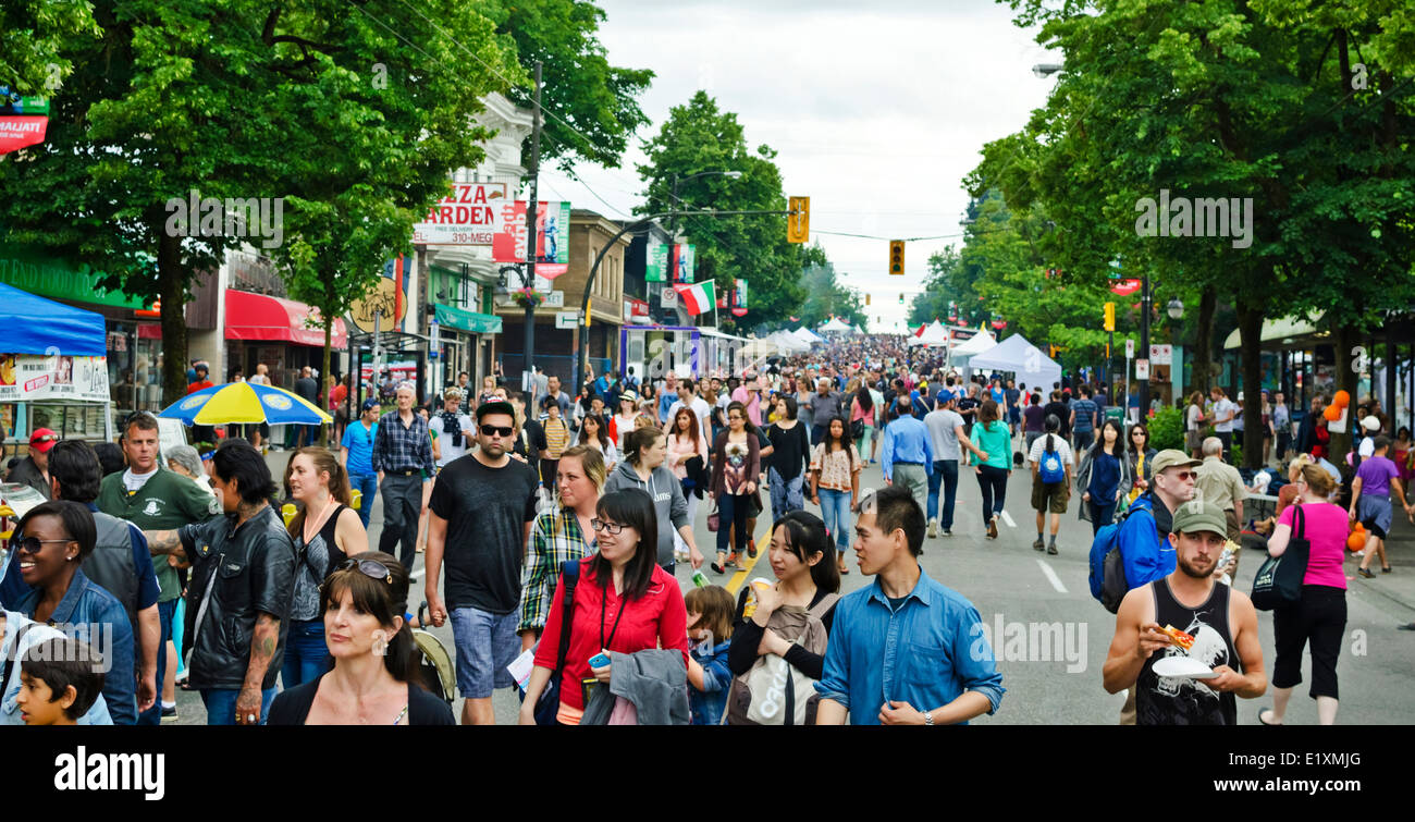 La gente nelle strade godendo l annuale Giornata italiana festival in unità commerciali a Vancouver in Canada. Giugno 2014. Foto Stock