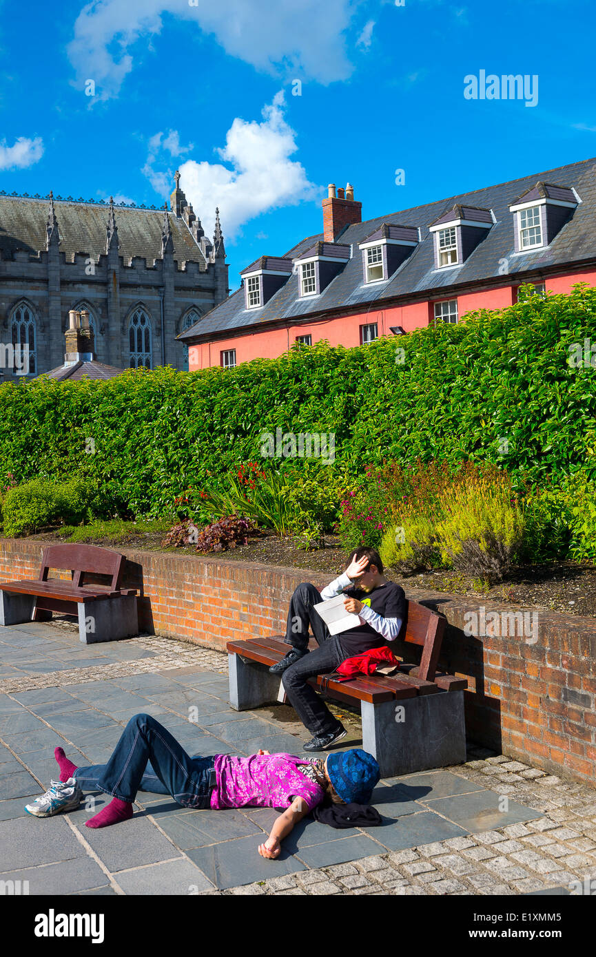 Irlanda, Dublino, persone in Dublin Castle Gardens Foto Stock