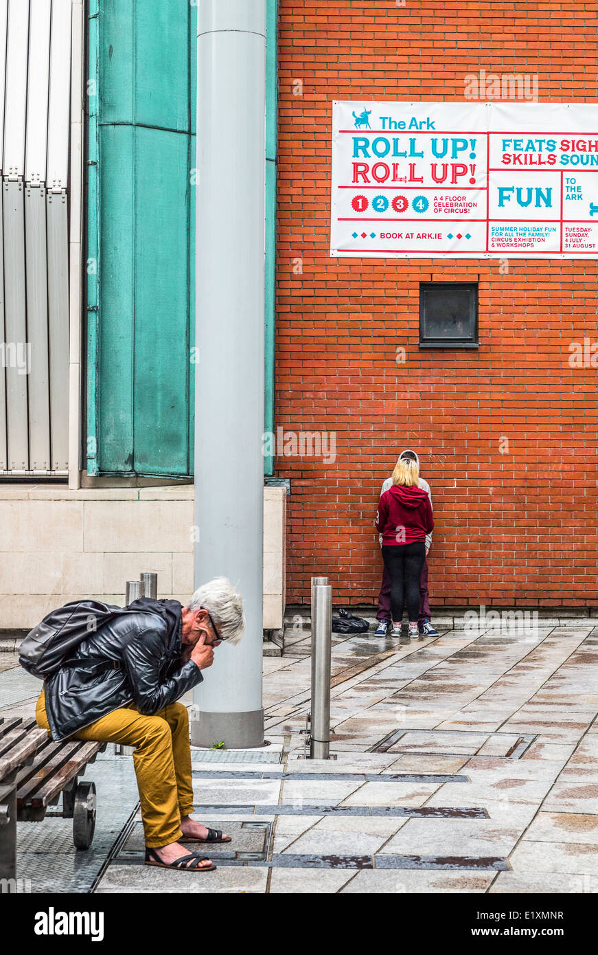 Irlanda, Dublino, persone in Mooting House square nel Temple Bar trimestre Foto Stock