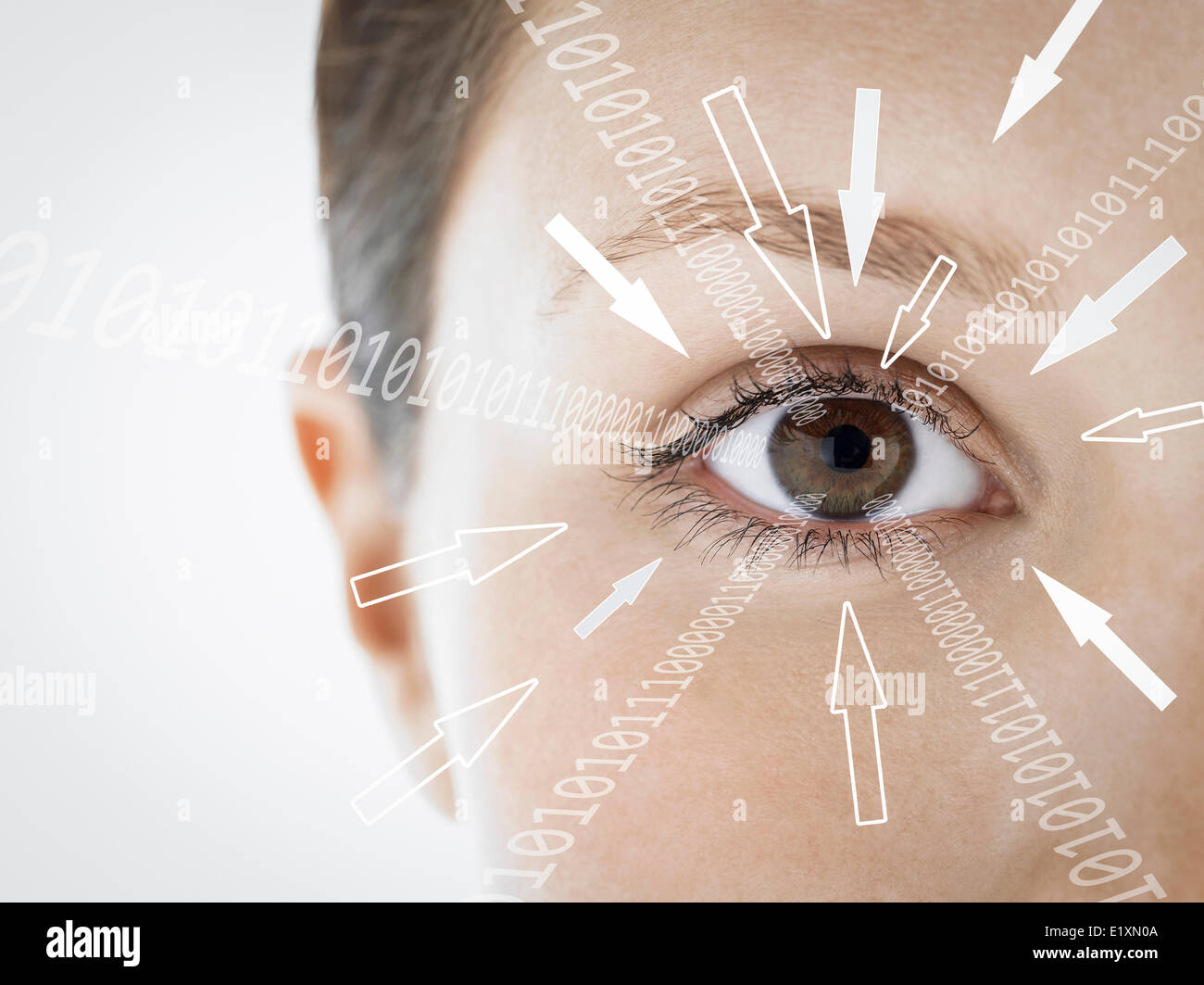 Close-up ritratto di imprenditrice con cifre binarie e segni freccia verso il suo occhio contro uno sfondo bianco Foto Stock