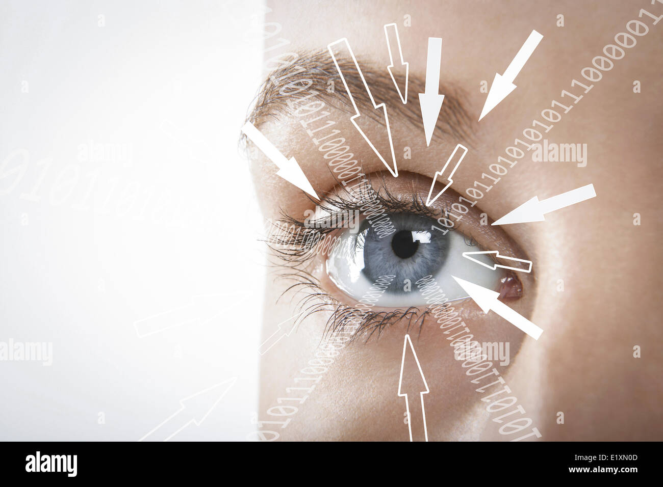 Immagine ritagliata di imprenditrice con cifre binarie e segni freccia verso il suo occhio contro uno sfondo bianco Foto Stock