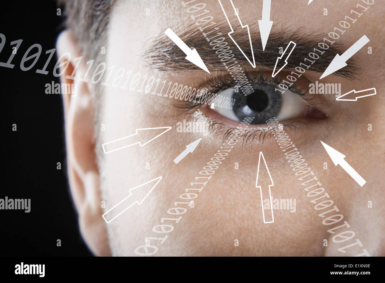 Close-up ritratto di imprenditore con cifre binarie e segni freccia verso il suo occhio su sfondo nero Foto Stock