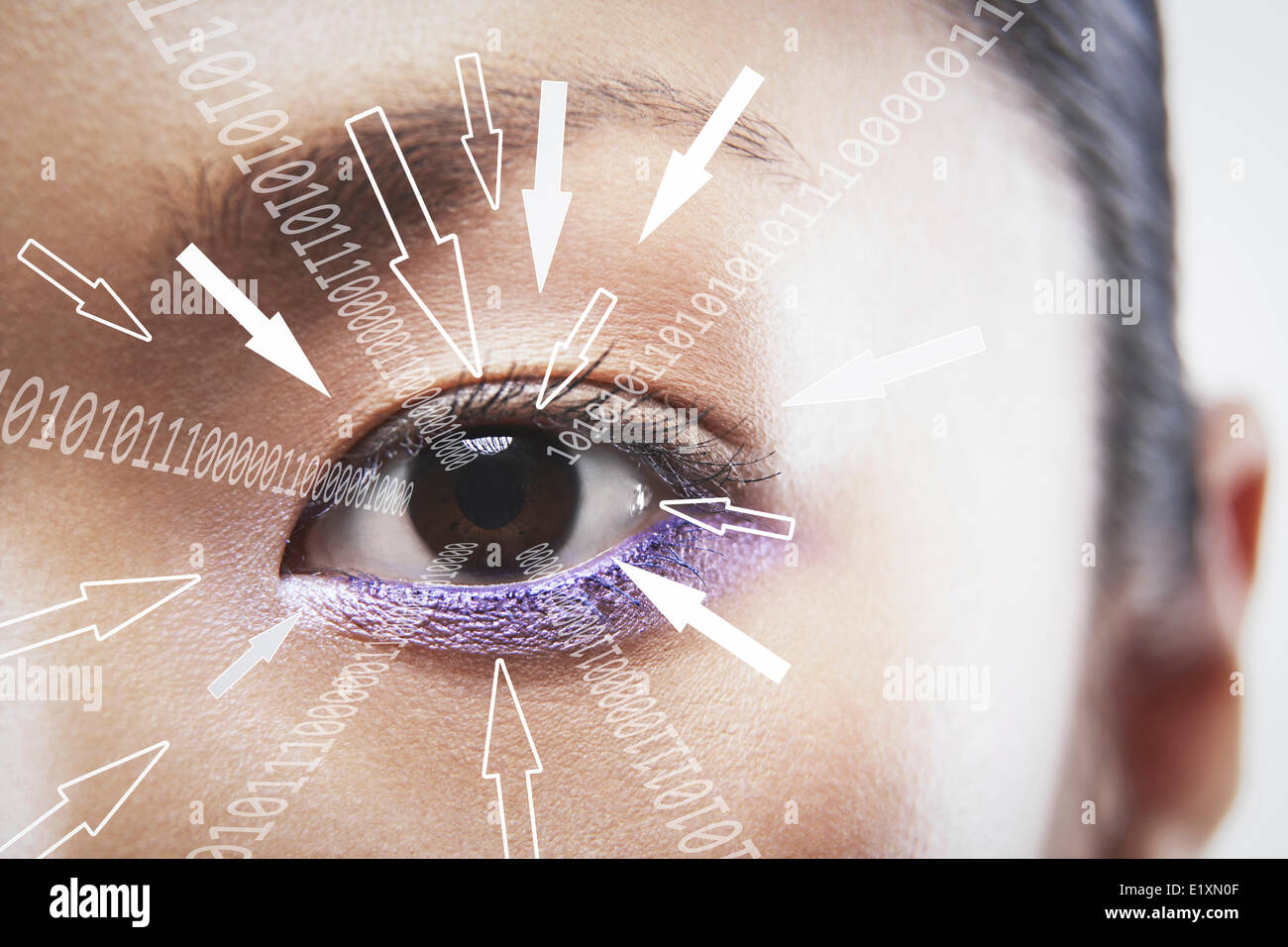 Close-up ritratto di imprenditrice con cifre binarie e segni freccia verso il suo occhio Foto Stock