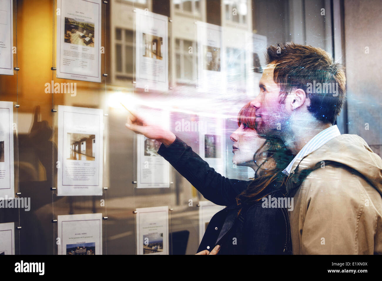 Giovane discutendo su Foto di viaggi Foto Stock