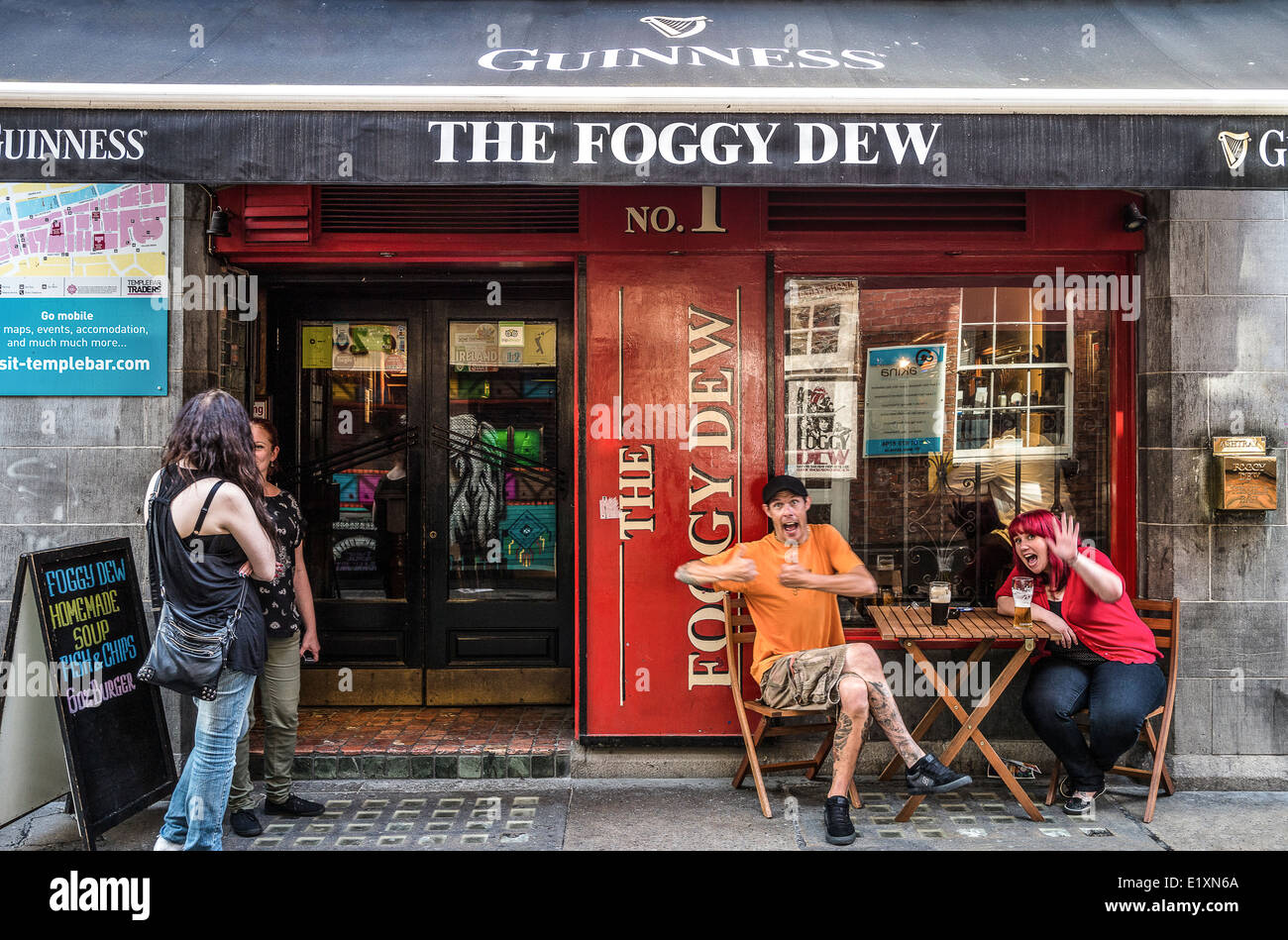 Irlanda, Dublino, persone in un pub del Temple Bar trimestre Foto Stock