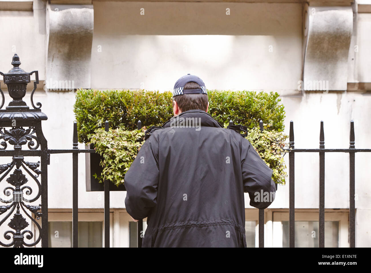 La Metropolitan police officer esegue i controlli di sicurezza a Londra Foto Stock