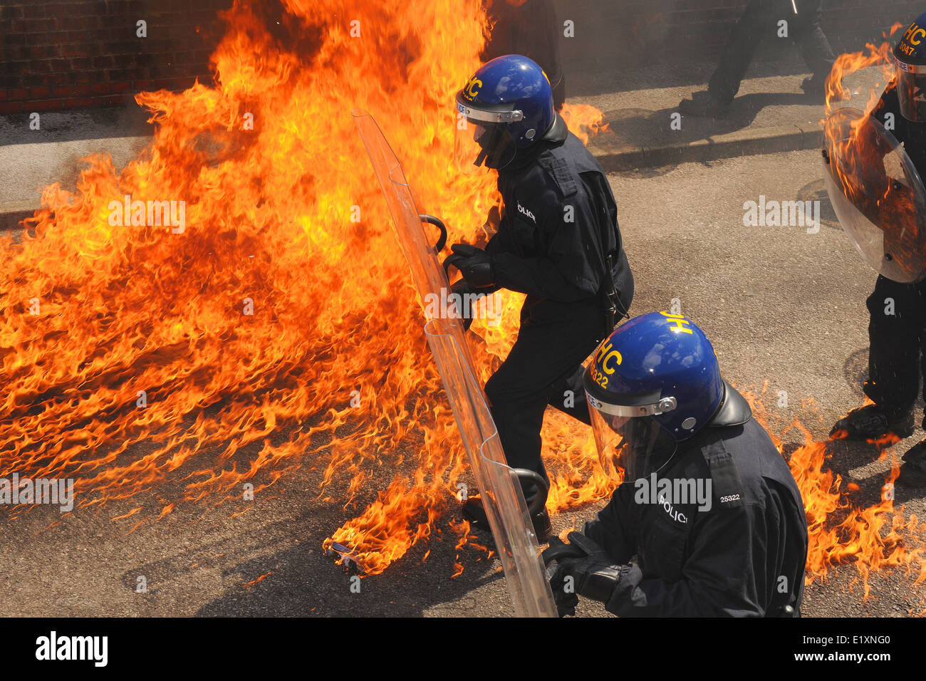 Estremamente realistica la formazione della polizia per motivi di ordine pubblico e di disturbo l'uso di bombe a benzina. Hampshire, Inghilterra, Giugno 2014. Foto Stock