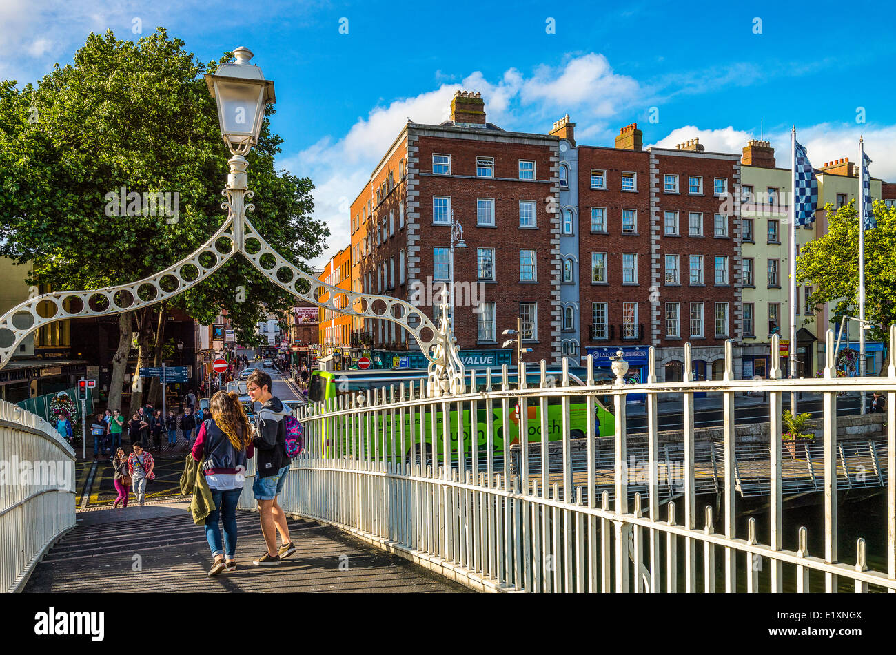 Irlanda, Dublino, la Ha'penny Bridge sul fiume Liffey, quartiere di Temple Bar Foto Stock