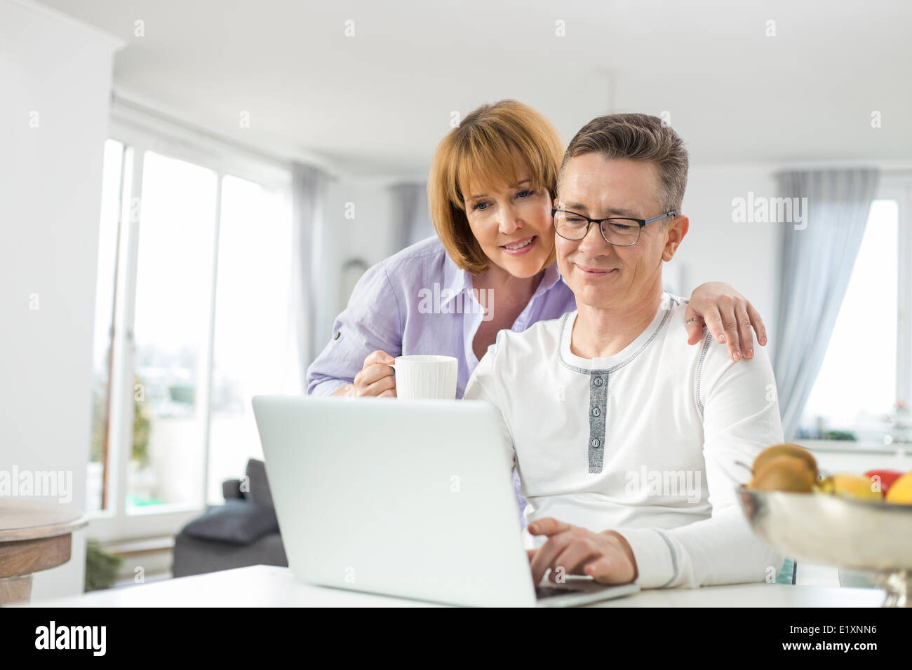 Amare giovane utilizzando laptop insieme a casa Foto Stock