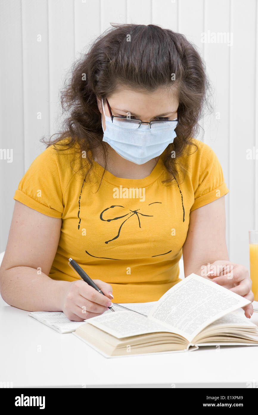 Una studentessa in una maschera di medico Foto Stock