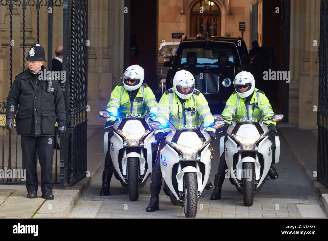 La polizia motociclisti escort VIP ospite presso la Casa del Parlamento Foto Stock