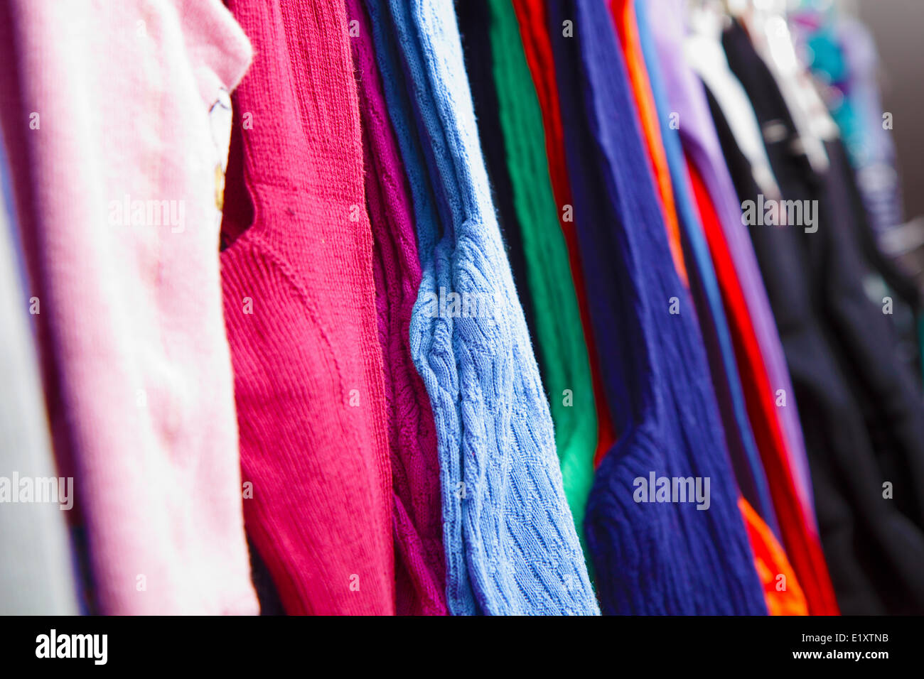 Collant per bambini su un appendiabiti in negozio Foto Stock