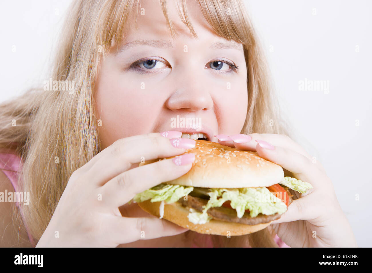 Fat ragazza con un hamburger Foto Stock