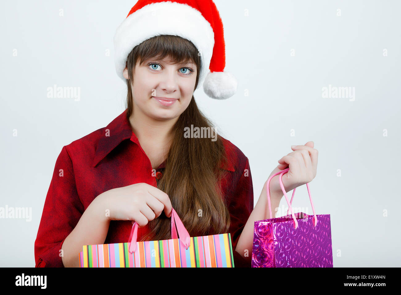 Una ragazza in un cappello di Natale Foto Stock