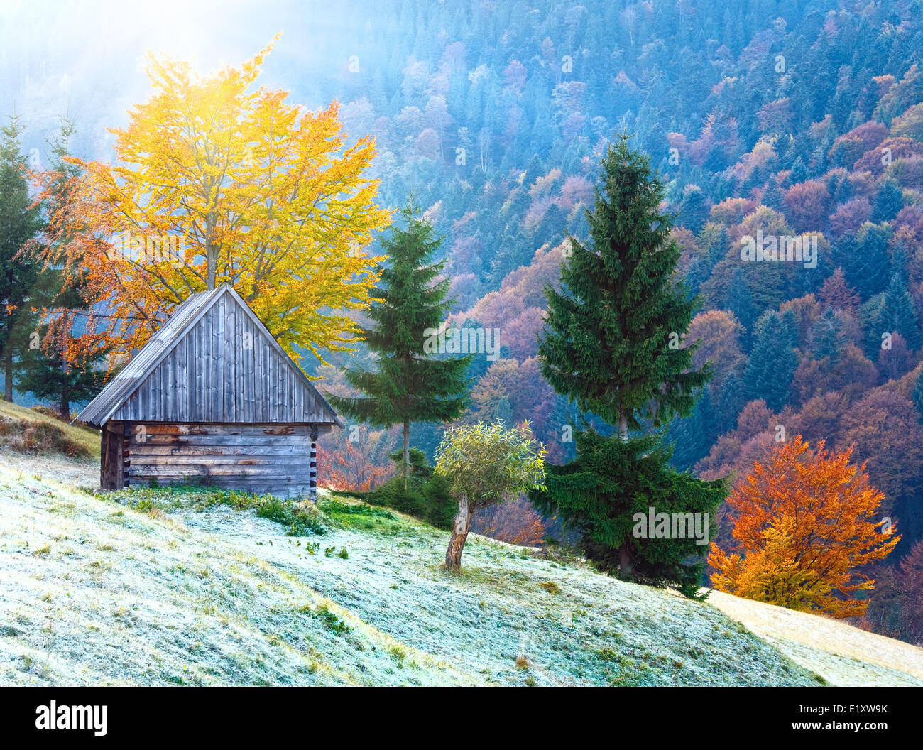 In autunno il sole di montagna con vista capannone Foto Stock