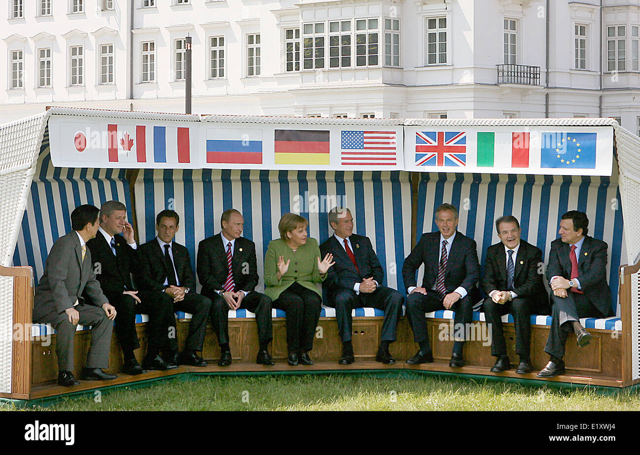 Foto di famiglia: (l-r) ministro presidente Shinzo Abe (Giappone), il primo ministro Stephen Harper (Canada), presidente Nicolas Sarkozy (Francia), presidente Wladimir Putin (Russia), il Cancelliere tedesco Angela Merkel, il presidente degli Stati Uniti George W. Bush e il primo ministro britannico Tony Blair, primo ministro italiano Romano Prodi e il presidente della Commissione europea José Manuel Barroso, sedersi di fronte alla sede della conferenza in Heiligendamm in una spiaggia sedia (07.06.2007). Il vertice del G8 avviene in Heiligendamm dal 06.-08. Giugno 2007. Foto: Oliver Berg dpa (c) dpa - Report Foto Stock