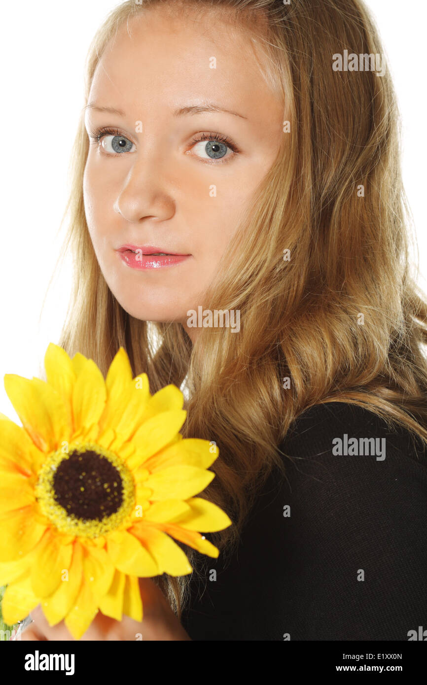 La donna in nero con fiore giallo Foto Stock