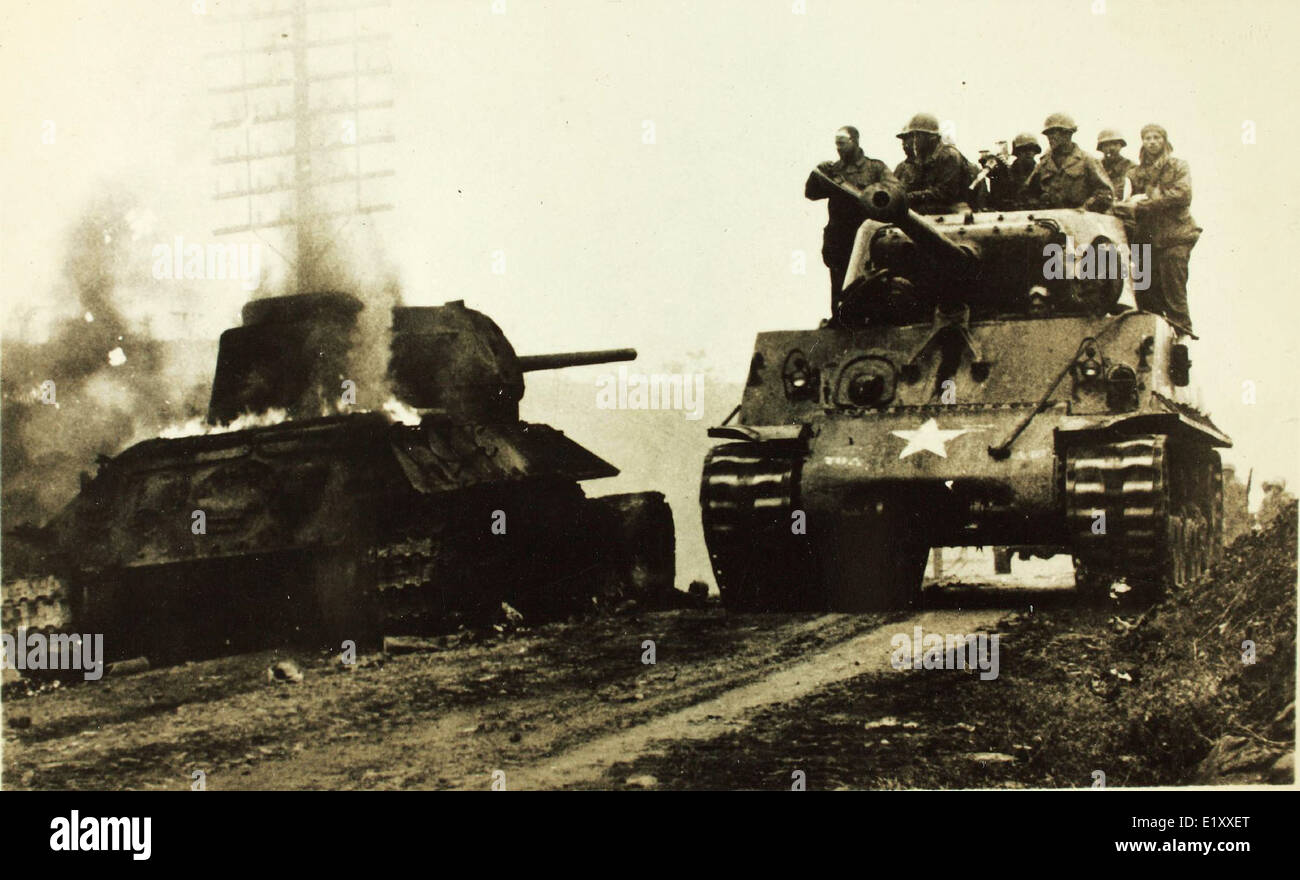 Questa foto di ricognizione aerea della guerra di Corea mostra un carro armato Sherman posizionato a Wiener Neustadt, in Germania. L'immagine cattura il paesaggio militare dell'epoca, fornendo informazioni critiche durante le operazioni di guerra nella seconda guerra mondiale e in successivi conflitti. Foto Stock