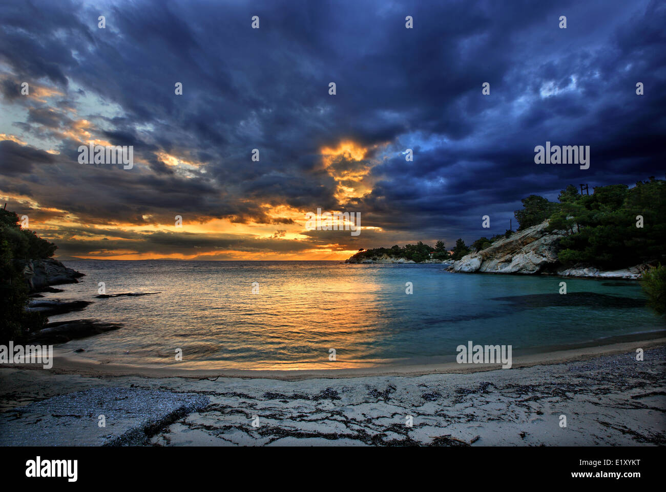 Tramonto a Spathies beach, penisola di Sithonia Halkidiki, ("Calcidica'), Macedonia, Grecia. Foto Stock