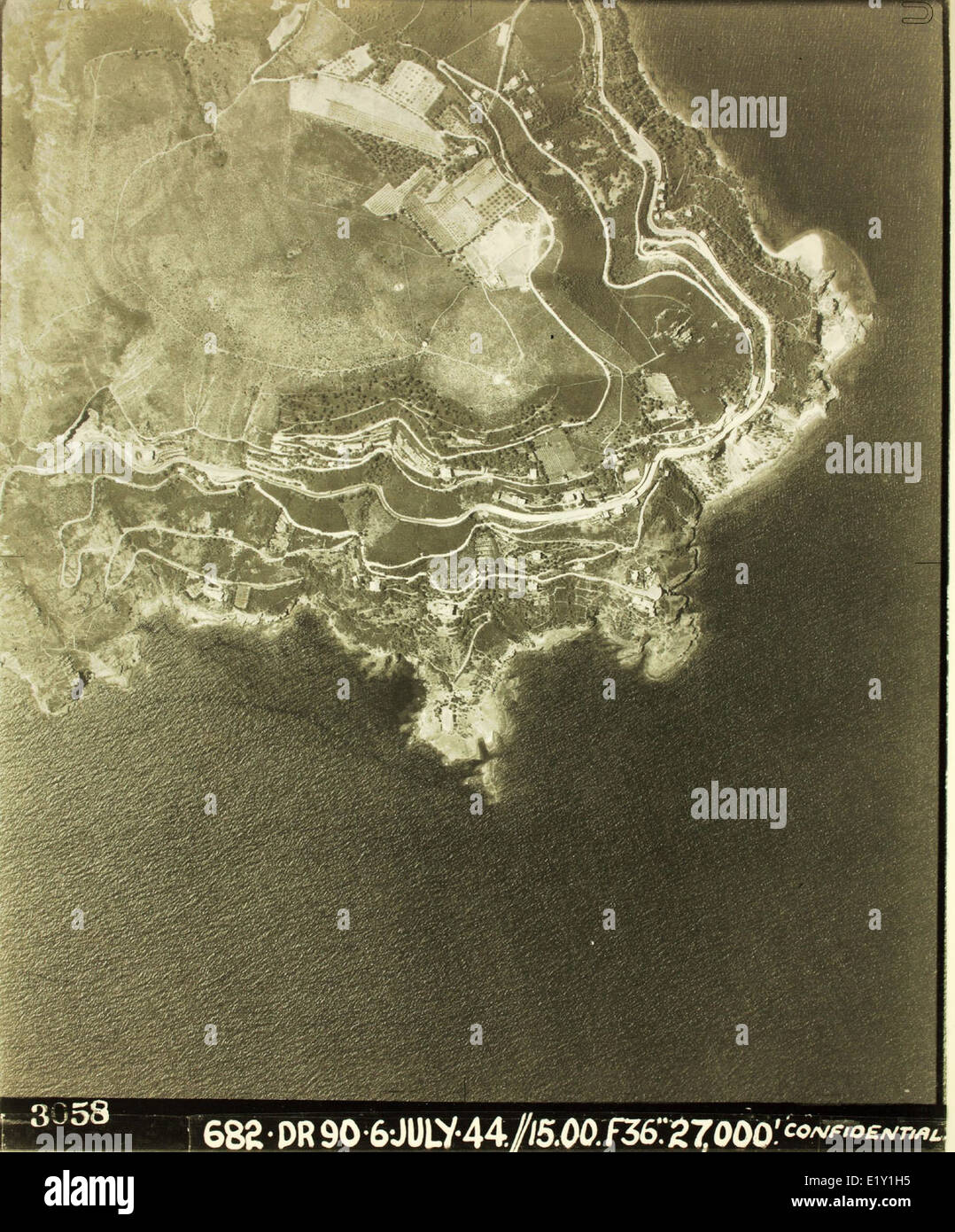 Questa foto di ricognizione aerea, scattata tra il 1941 e il 1945, cattura informazioni cruciali durante la seconda guerra mondiale. Queste foto sono state parte integrante delle operazioni militari, aiutando a mappare le posizioni nemiche e valutare i danni. Foto Stock