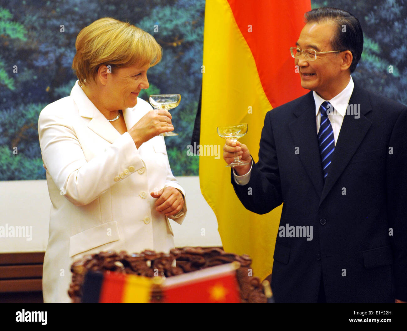 Il cancelliere tedesco Angela Merkel e il premier cinese Wen Jiabao alzare i loro bicchieri a Pechino il 16 luglio 2010. Foto Stock