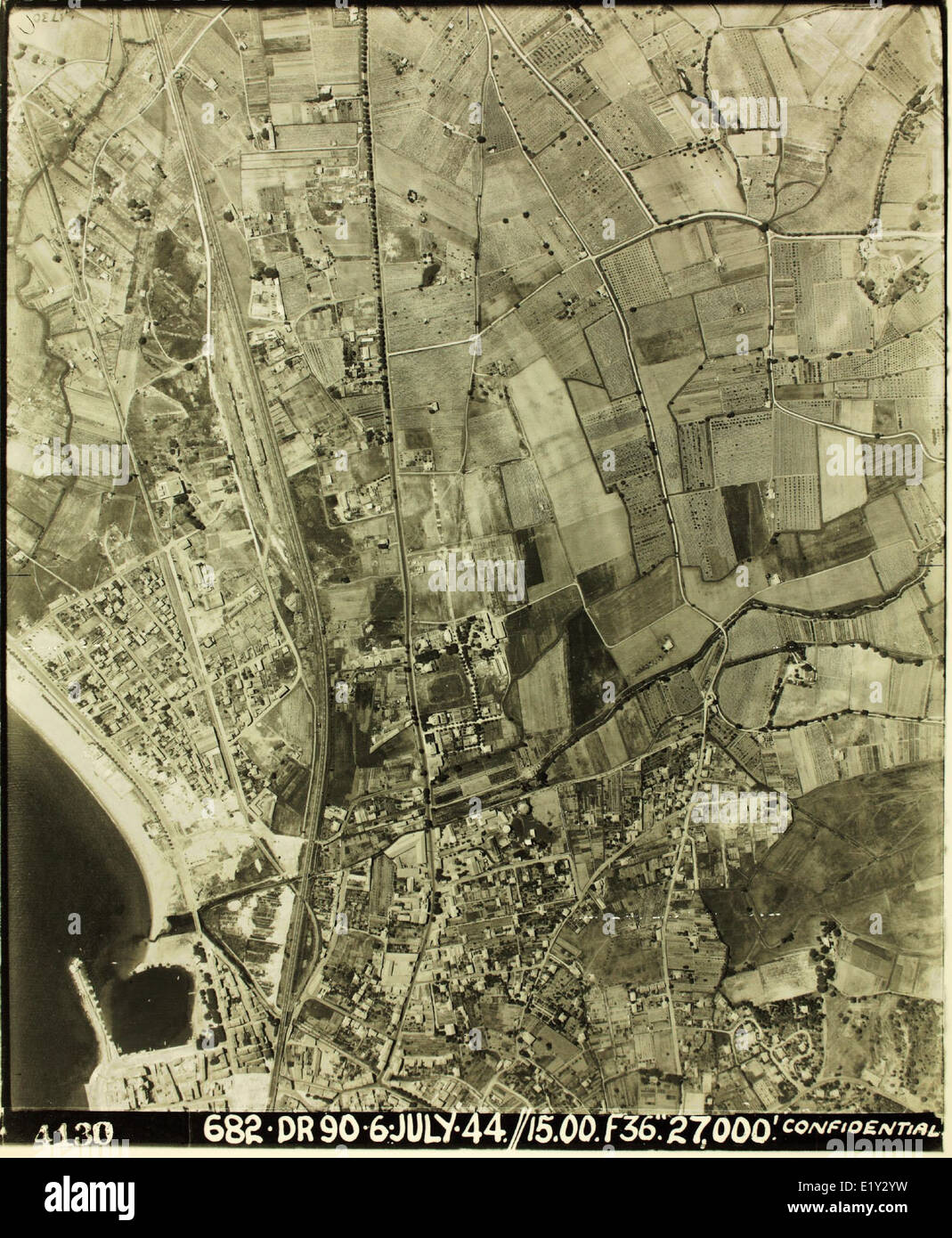 Fotografia di ricognizione aerea di Cannes, Francia, scattata durante la seconda guerra mondiale, che mostra il paesaggio della città e le strutture chiave dall'alto. Foto Stock