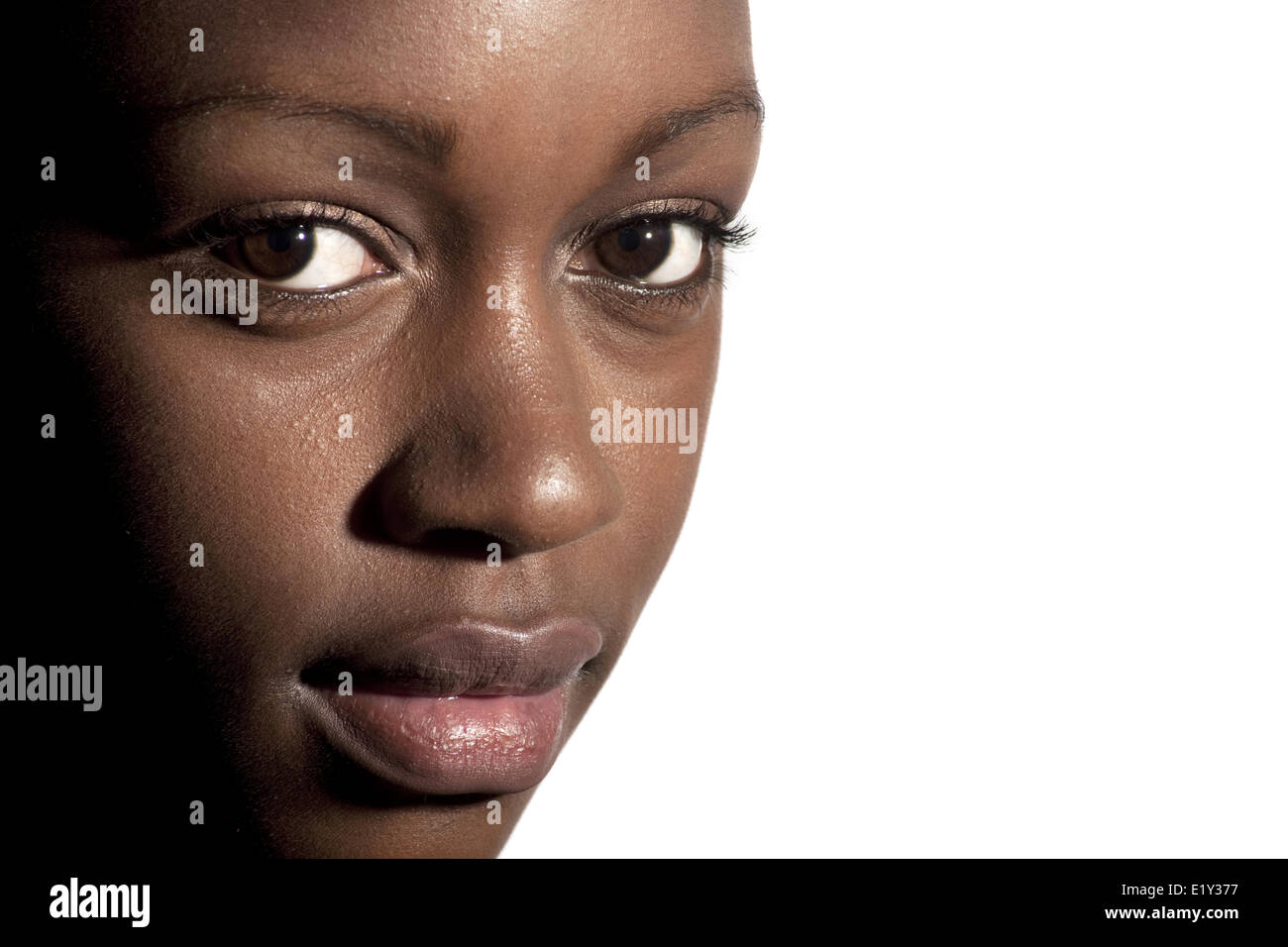 Un attraente ragazza nera rendendo il contatto visivo Foto Stock