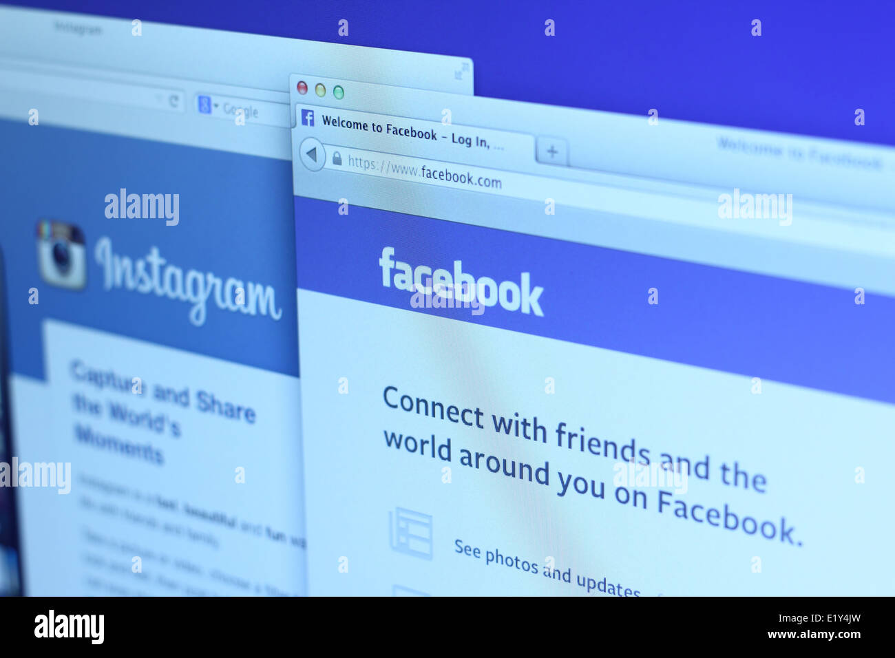 Foto di Facebook e Instagram homepage su schermo di un monitor. Foto Stock